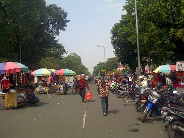 Ruas Jalan Ditutup, Medan Merdeka Selatan Dipenuhi PKL