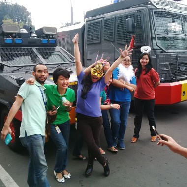 Massa Prabowo Beraksi, Orang Kantoran ini Malah Sibuk Foto Selfie