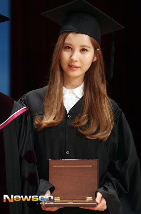 Seohyun SNSD Dapat Penghargaan Saat Wisuda
