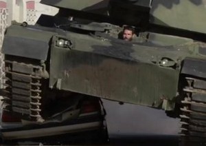 Orang Kaya Ini Sewa Tank untuk Lindas BMW