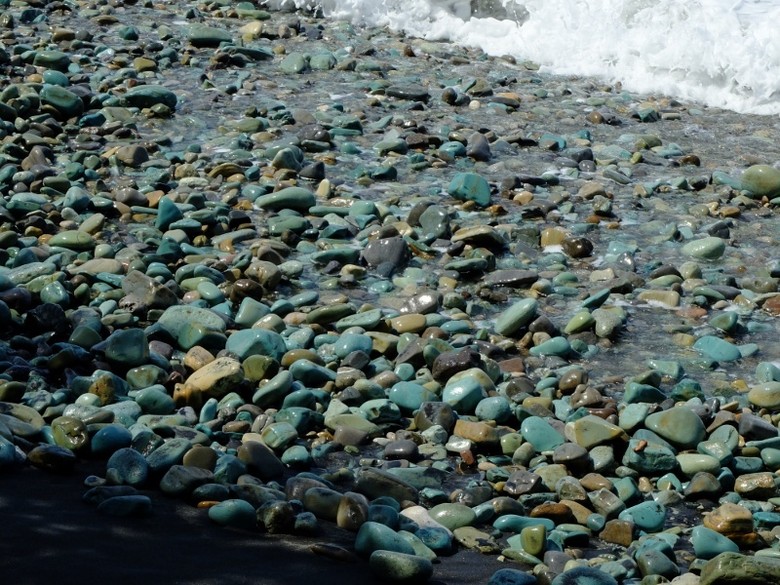 Keajaiban Alam Di Ende Pantai Penuh Batu Berwarna Hijau