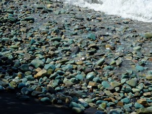 Keajaiban Alam di Ende, Pantai Penuh Batu Berwarna Hijau!