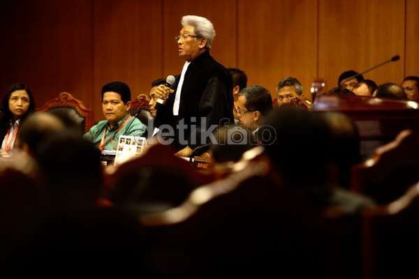 Adnan Buyung: Terima Putusan MK dengan Ikhlas, Jangan Ada Upaya Lain