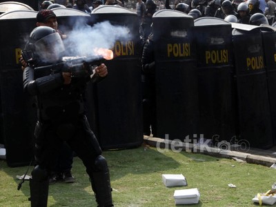 Polisi Pukul Mundur Massa Prabowo