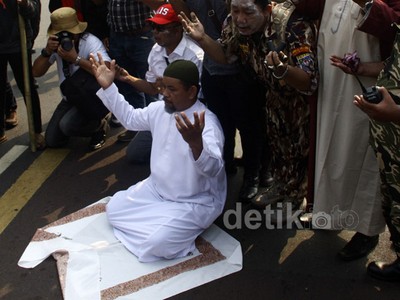 Dapat Isu Prabowo Menang, Massa Sujud Sukur