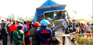 Truk Fuso Tabrak Tukang Ojek dan Pagar Rumah di Sukabumi, 2 Orang Tewas