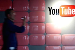 Orang-orang Ini Jadi Kaya Gara-gara Sering Narsis di YouTube (1)