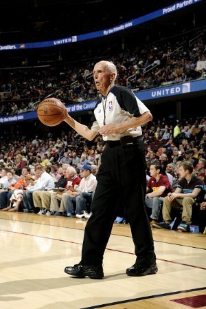 Setelah 39 Tahun Berkarier, Wasit NBA Ini Pensiun