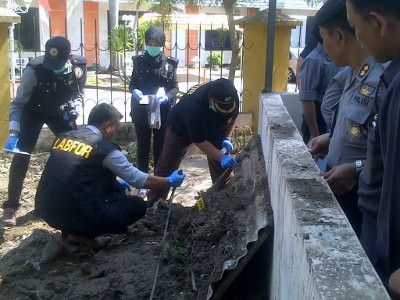 Tim Labfor Mabes Polri Ambil Sampel Tanah di Lokasi Ledakan Bahan Petasan
