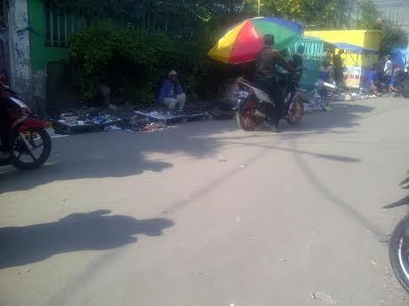 Warga Mengeluh Lingkungan Jadi Kumuh Gara-gara PKL di Jembatan Item