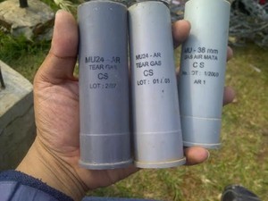 Anda Mau Tahu? Ini yang Namanya Senjata Gas Air Mata yang Dipakai Polisi