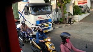 Truk Proyek Apartemen Parkir di Pinggir Jalan, Perempatan Penvil Macet Parah