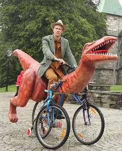 Hiii.. Seniman Ini Naik Sepeda Dinosaurus