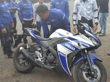 Cara yang Benar Mendirikan Motor Sport yang Jatuh
