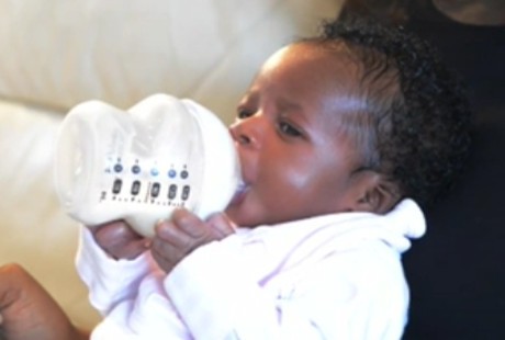 Bayi Pintar! Usianya Baru 3 Minggu Tapi Sudah Bisa Pegang Dot Sendiri