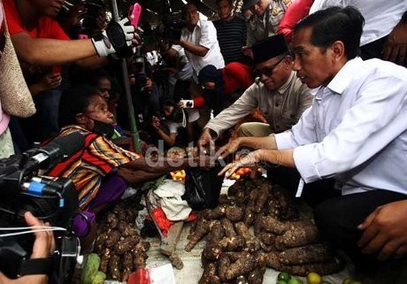 Bagaimana Paspampres Kawal Jokowi yang Hobi Blusukan?