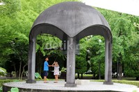 Pengunjung memukul gong sebagai tanda perdamaian.
