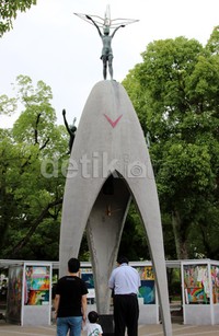 Monumen untuk memperingati Sadako. Anak yang menjadi korban ledakan. Sadako menjelang kematiannya akibat leukimia membuat burung kertas atau origami dengan harapan agar dunia menjadi lebih damai.