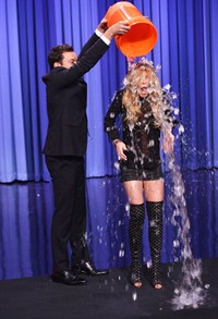 Rihanna Pamer Perut, Lindsay Lohan Ice Bucket Challenge