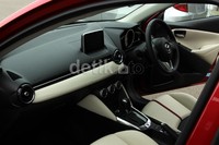 Secara spasial, interior dibagi menjadi dua zona. Zona untuk pengendara dan zona untuk penumpang.