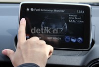 Namun yang paling menarik dari seluruh interior adalah bagian Mazda connect dan active display. Mazda connect merupakan layar sentuh di atas dashboard. Dari sini lah hampir seluruh kontrol dan informasi mobil disajikan. Mulai dari navigasi, musik, DVD, media sosial sampai untuk perawatan kendaraan.