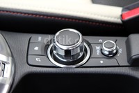 Selain lewat sentuh pengaturan active display dapat dilakukan lewat commander di bagian konsol mobil.