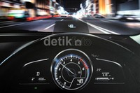 Sementara active driving display adalah layar kecil tepat di depan pengemudi yang memberikan informasi seperti kecepatan, arah navigasi tanpa pengemudi harus memalingkan mata dari jalan.