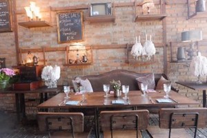 Serba Vintage dan Antik di Bistrot Restaurant, Bali
