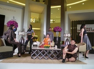 Yuni Jie Desain Meja Lurah Menjadi Furniture Berkelas dalam Koleksi RAYA