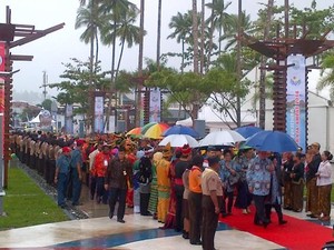 Beri Sambutan di Sail Raja Ampat, Gubernur Papua Barat Menangis di Depan SBY