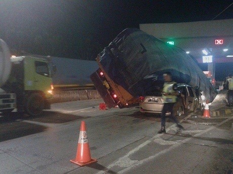 Diduga Rem Blong, Truk Penuh Muatan Terguling Timpa 2 Mobil di GT Cikupa