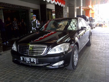 Jokowi Bertemu Relawan Pakai Mercy dari Setneg