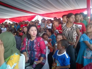 Guyuran Hujan Tak Surutkan Niat Warga Hadiri Pembukaan Sail Raja Ampat