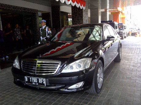 Jokowi Bertemu Relawan Pakai Mercy dari Setneg