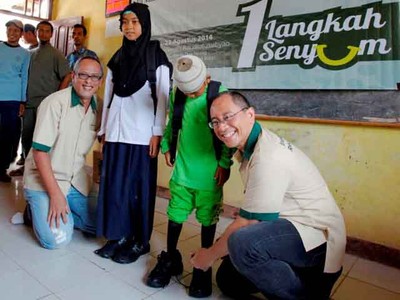 Sedekah Sepatu untuk yang Membutuhkan