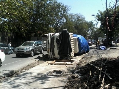 Terperosok Proyek Box Culvert, Truk Molen Terguling