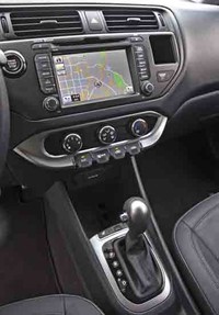 Fitur teknologi juga tersedia seperti Audio AM/FM/CD/MP3 dan USB yang bisa menghubungkan dengan MP3 player atau iPod.