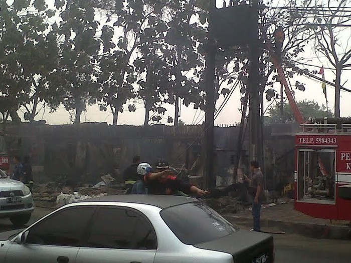 Kios Penambal Ban di Cikupa Terbakar, Api Menyambar Travo