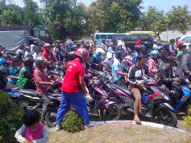 Ini Penampakan Antrean Motor dan Mobil di SPBU-SPBU Pantura