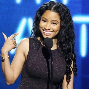 Duh, Penari Latar Nicki Minaj Digigit Ular Saat Gladi Resik