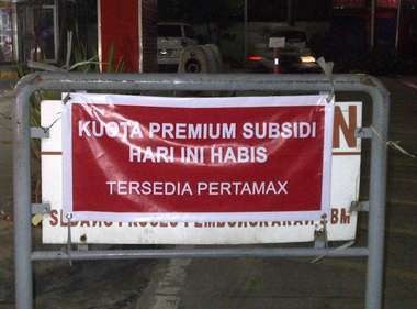 Senin Pagi, Pengemudi Sulit Cari BBM yang Langka di Gandaria dan Cikarang