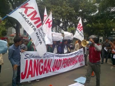 Puluhan Orang Demo Pelantikan DPRD DKI, Lalin Tersendat