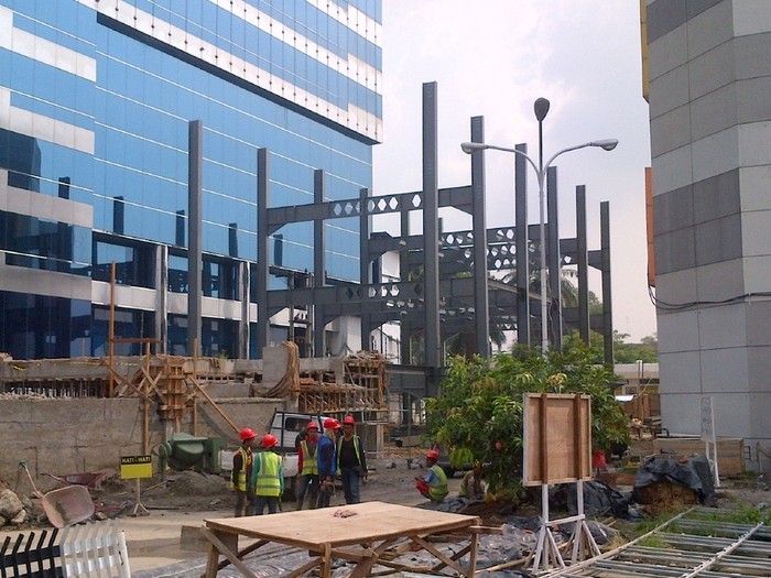 2 Pekerja yang Jatuh di Tiang Besi Proyek Konstruksi Medan Tewas