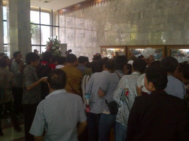 Serunya Berebut Makan Siang Ketika Pelantikan Anggota DPRD