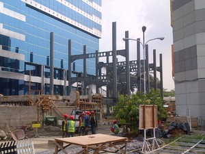 4 Pekerja Terjatuh dari Tiang Besi Proyek Konstruksi di Medan