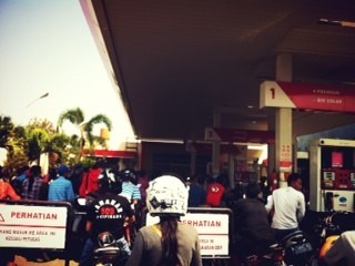 Pemangkasan BBM Subsidi Bikin Warga Antre di SPBU, Ini Tanggapan Jero Wacik