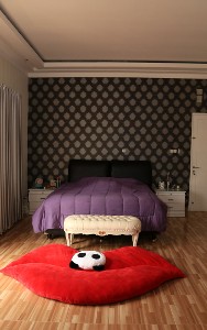 Nuansa Hitam dan Abu-abu di Kamar Pribadi Melaney Ricardo