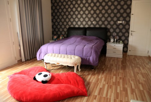 Nuansa Hitam dan Abu-abu di Kamar Pribadi Melaney Ricardo