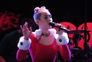 Tunawisma Mewakili Miley Cyrus Menerima Trofi MTV VMA 2014