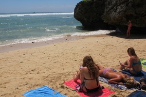 Sst! Ini Bulan Pas Pantai Padang-Padang Penuh Bule Berbikini